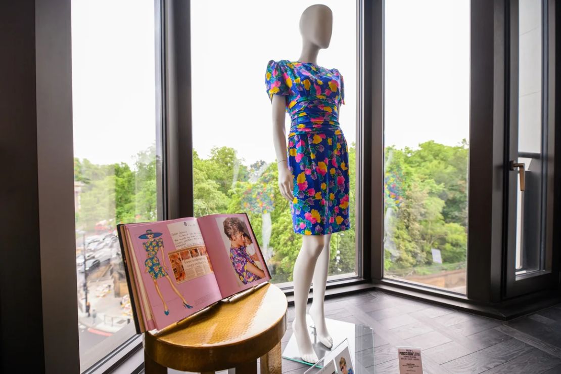 Apodado su "vestido de cuidado", Diana usó el vestido de seda floral con tanta frecuencia que la prensa británica "se frustró... porque confundía a la gente si las imágenes eran nuevas o estaban siendo reutilizadas", según el anuncio de subasta de Julien's Auctions.