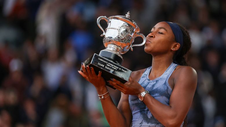 TOPSHOT - US Coco Gauff kisses the trophy after winning her women's singles final match against Belarus' Aryna Sabalenka on day 14 of The French Open tennis tournament on Court Philippe-Chatrier at the Roland-Garros Complex in Paris on June 7, 2025. (Photo by Alain JOCARD / AFP) (Photo by ALAIN JOCARD/AFP via Getty Images)          