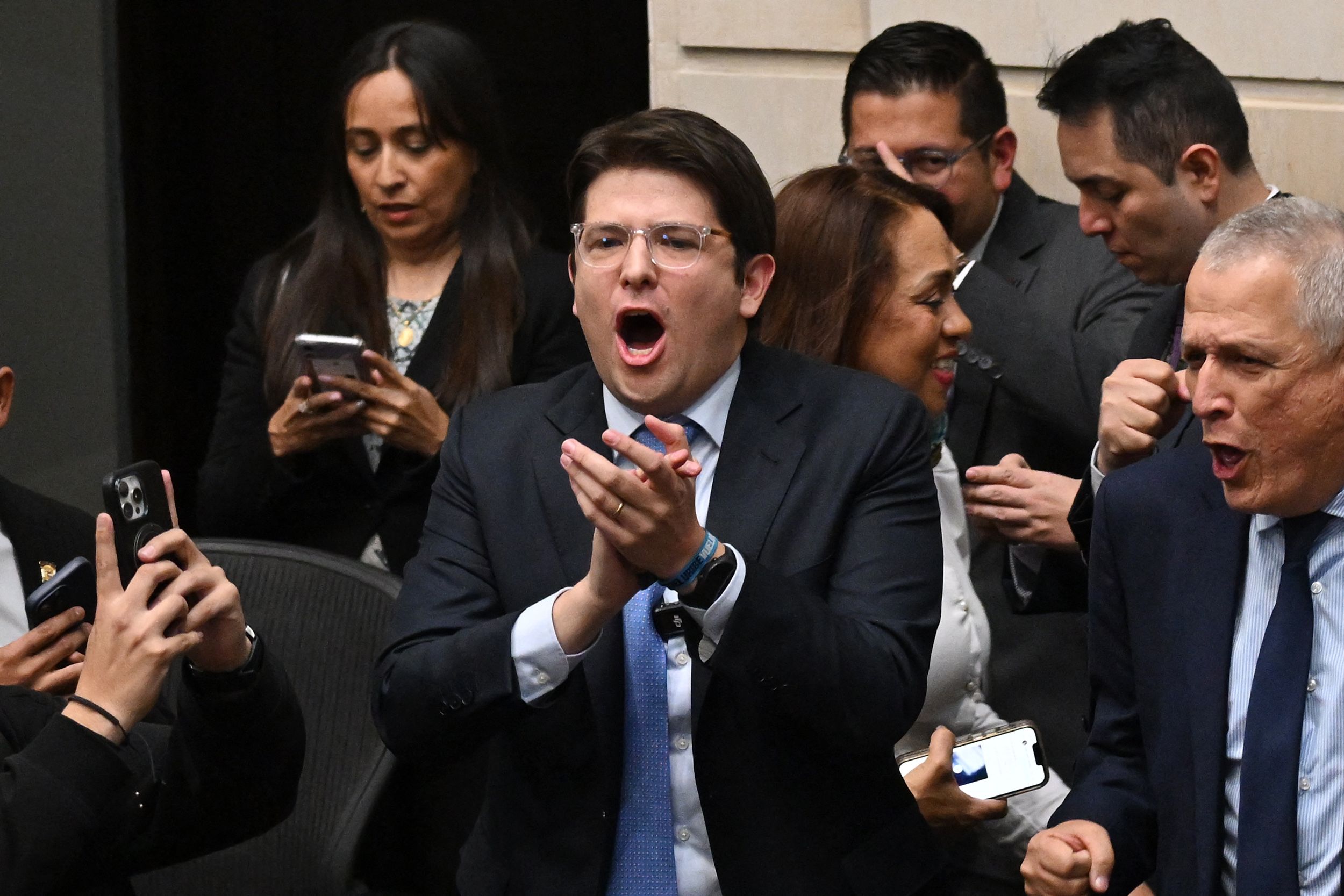 Miguel Uribe Turbay, el político que aspiraba a la Presidencia cuya muerte  enluta a una familia marcada por la tragedia