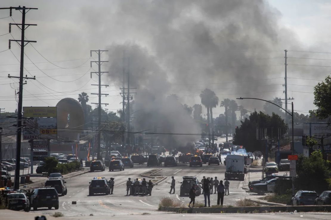 Las fuerzas del orden se enfrentan a manifestantes durante una protesta tras los operativos federales de inmigración en el barrio de Compton, Los Ángeles, el 7 de junio de 2025.