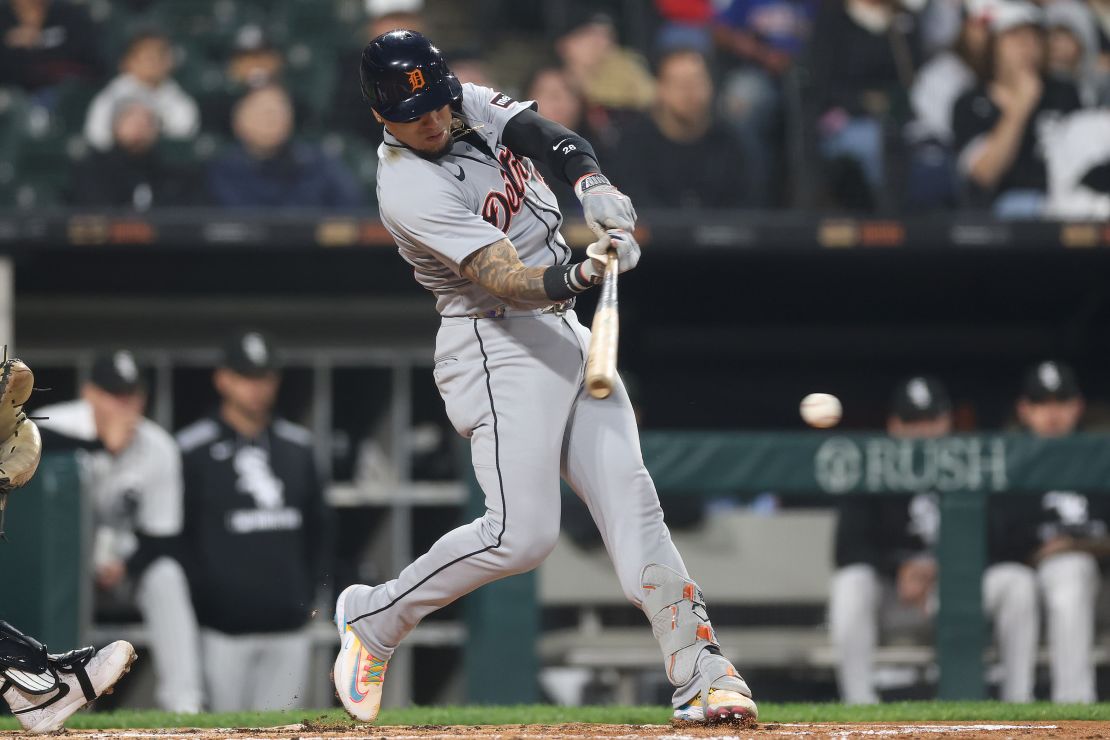 Báez hits a RBI single during the first inning against the Chicago White Sox.