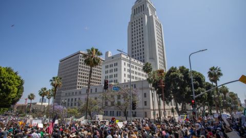Manifestantes contra las redadas de inmigración se reúnen frente al Ayuntamiento de Los Ángeles el 8 de junio en Los Ángeles, California.
