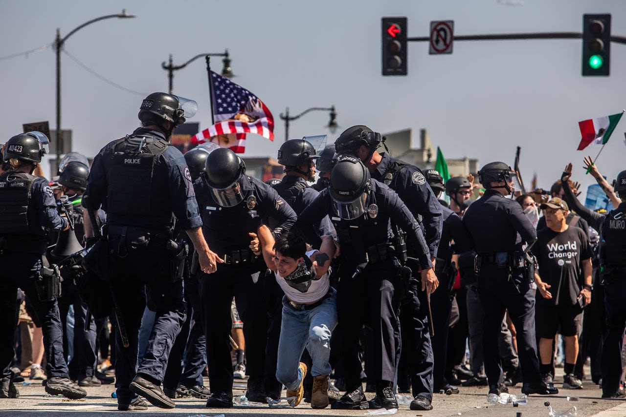 Agentes del Departamento de Policía de Los Ángeles arrestaron a un manifestante frente al Edificio Federal de Los Ángeles, California, el domingo