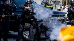 Oficiales del Departamento de Policía de Los Ángeles disparan balas de goma contra manifestantes durante una protesta contra ICE en el centro de Los Ángeles, California, el 8 de junio de 2025.