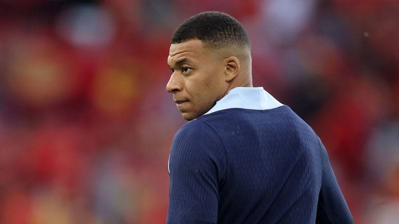 Kylian Mbappé, освободен от болница, след като се лекува за гастроентерит 