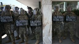  de la Guardia Nacional de California montan guardia frente al Edificio Federal en Los Ángeles, el lunes.
