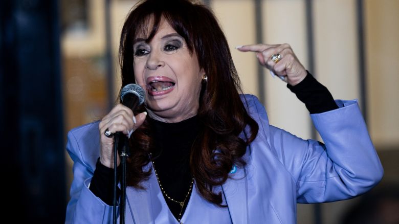 La expresidenta argentina Cristina Fernández de Kirchner se dirige a sus simpatizantes frente a la sede del Partido Justicialista el 9 de junio de 2025 en Buenos Aires.