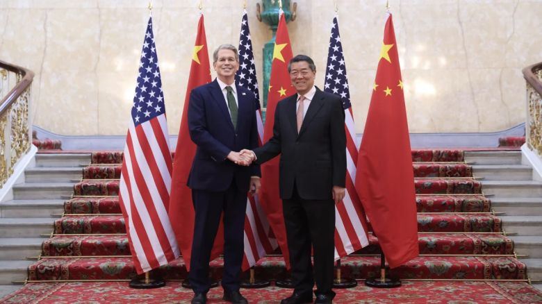 El viceprimer ministro chino, He Lifeng, estrecha la mano del secretario del Tesoro estadounidense, Scott Bessent, en Londres el lunes.