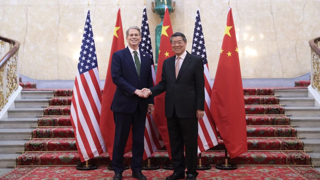 El viceprimer ministro de China, He Lifeng, estrecha la mano del secretario del Tesoro de EE.UU., Scott Bessent, en Londres el lunes.