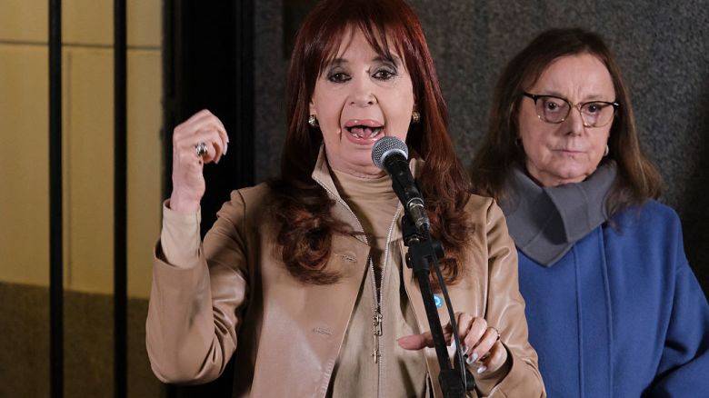 La expresidenta argentina Cristina Fernández de Kirchner habla con sus simpatizantes junto a la senadora Alicia Kirchner en la sede del Partido Justicialista en Buenos Aires el 10 de junio de 2025.