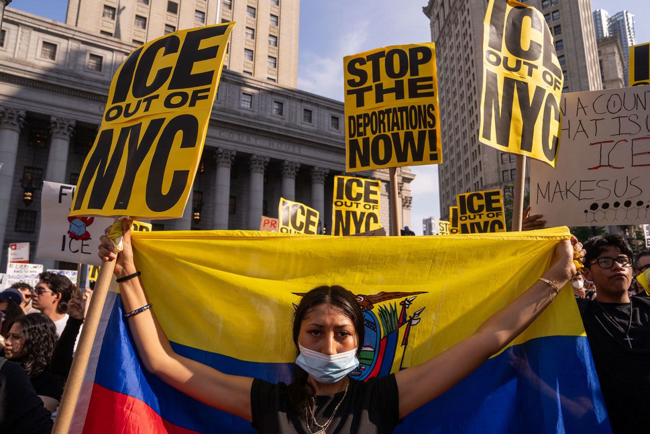 Una persona sostiene la bandera de Ecuador mientras la gente protesta contra las deportaciones y el Servicio de Inmigración y Control de Aduanas (ICE) el martes en Nueva York.