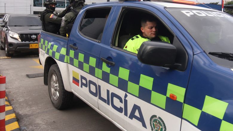 Una caravana policial que transportaba al joven sicario que disparó contra el candidato presidencial colombiano Miguel Uribe sale de la Clínica Universitaria de Colombia en Bogotá el 10 de junio de 2025.
