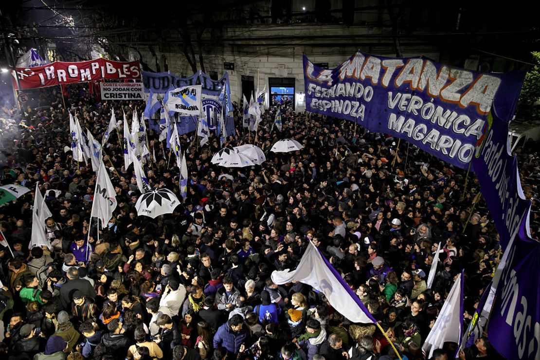 Partidarios de la expresidenta argentina Cristina Fernández de Kirchner se reunieron frente a su domicilio en Buenos Aires el 10 de junio de 2025.