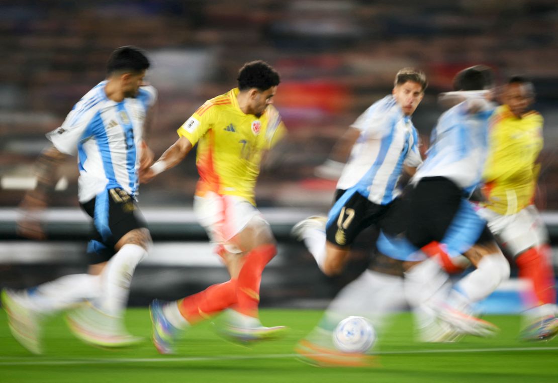 El defensa argentino Cristian Romero y el delantero colombiano Luis Díaz luchan por el balón durante el partido de fútbol de las eliminatorias sudamericanas.