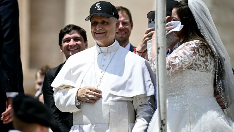 Папата носеше White Sox Cap във Ватикана-за истински, този път 