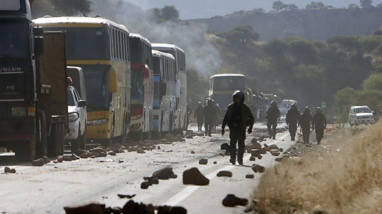 Agentes de policía intentan despejar un bloqueo de carretera instalado por partidarios del ex presidente boliviano Evo Morales en Parotani, departamento de Cochabamba, Bolivia, el 11 de junio de 2025.