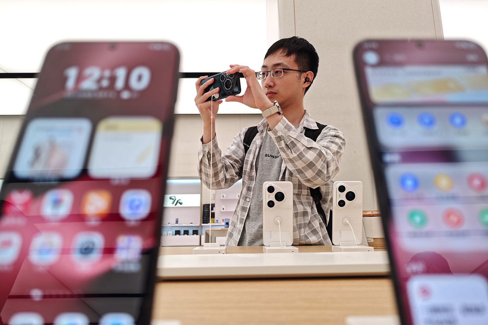 Taiwan puts China's Huawei, SMIC on export control list, aligning with US  crackdown | CNN Business