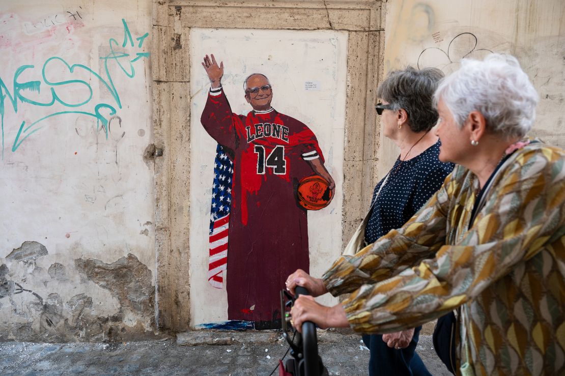 Een nieuwe muurschildering van straatartiest TVBoy toont paus Leo XIV als een fan van Chicago Bulls.