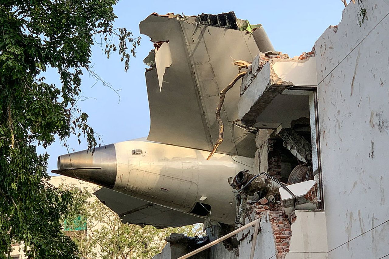 La parte trasera del vuelo 171 de Air India se muestra en el lugar del accidente después de que se estrellara en una zona residencial cerca del aeropuerto de Ahmedabad el 12 de junio de 2025.