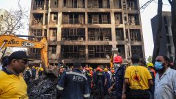 Los equipos de rescate trabajan en el lugar donde se estrelló un vuelo de Air India en una zona residencial cerca del aeropuerto de Ahmedabad el 12 de junio de 2025. Los investigadores encontraron cajas negras del vuelo.