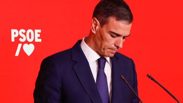 El presidente del Gobierno español y líder del Partido Socialista (PSOE), Pedro Sánchez, mira hacia abajo durante una rueda de prensa en la sede del PSOE en Madrid, el 12 de junio de 2025.