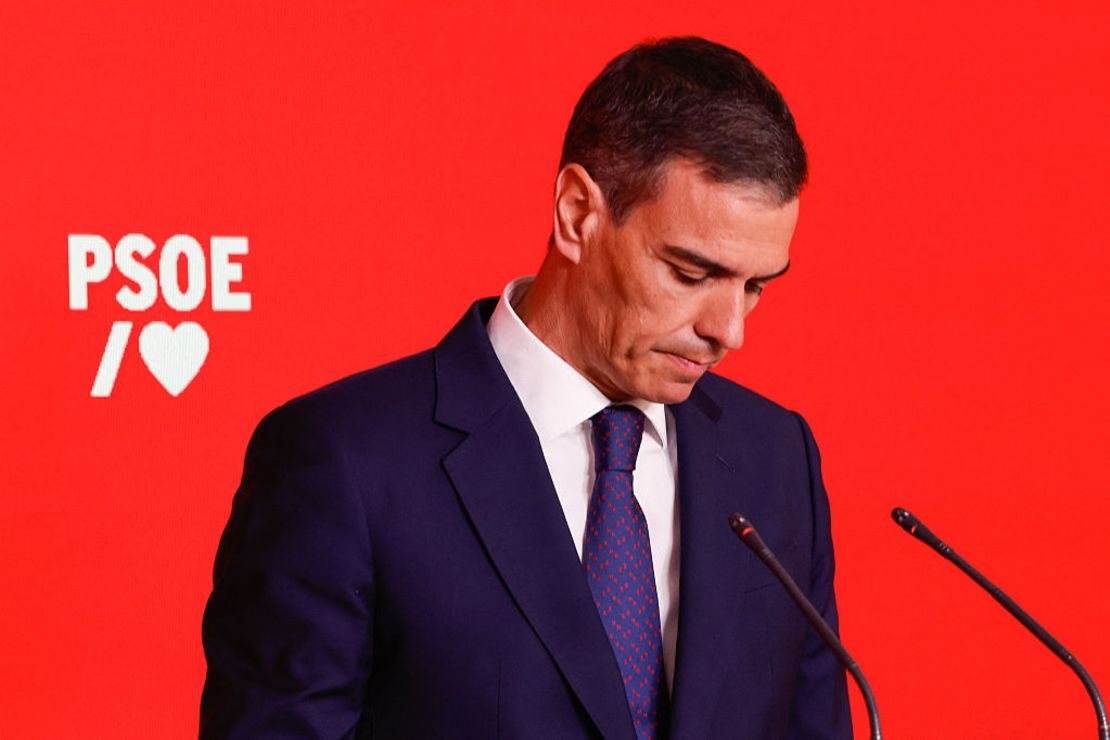 El presidente del Gobierno español y líder del Partido Socialista (PSOE), Pedro Sánchez, mira hacia abajo durante una rueda de prensa en la sede del PSOE en Madrid, el 12 de junio de 2025.