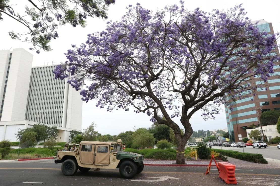 Un Humvee de la Guardia Nacional afuera del edificio federal en Los Ángeles el 12 de junio.