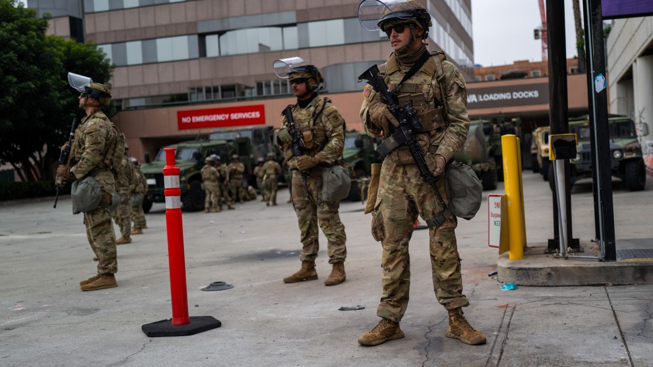 Tropas de la Guardia Nacional se encuentran frente al Centro de Detención Metropolitano (MDC) el 8 de junio de 2025 en Los Ángeles, California.