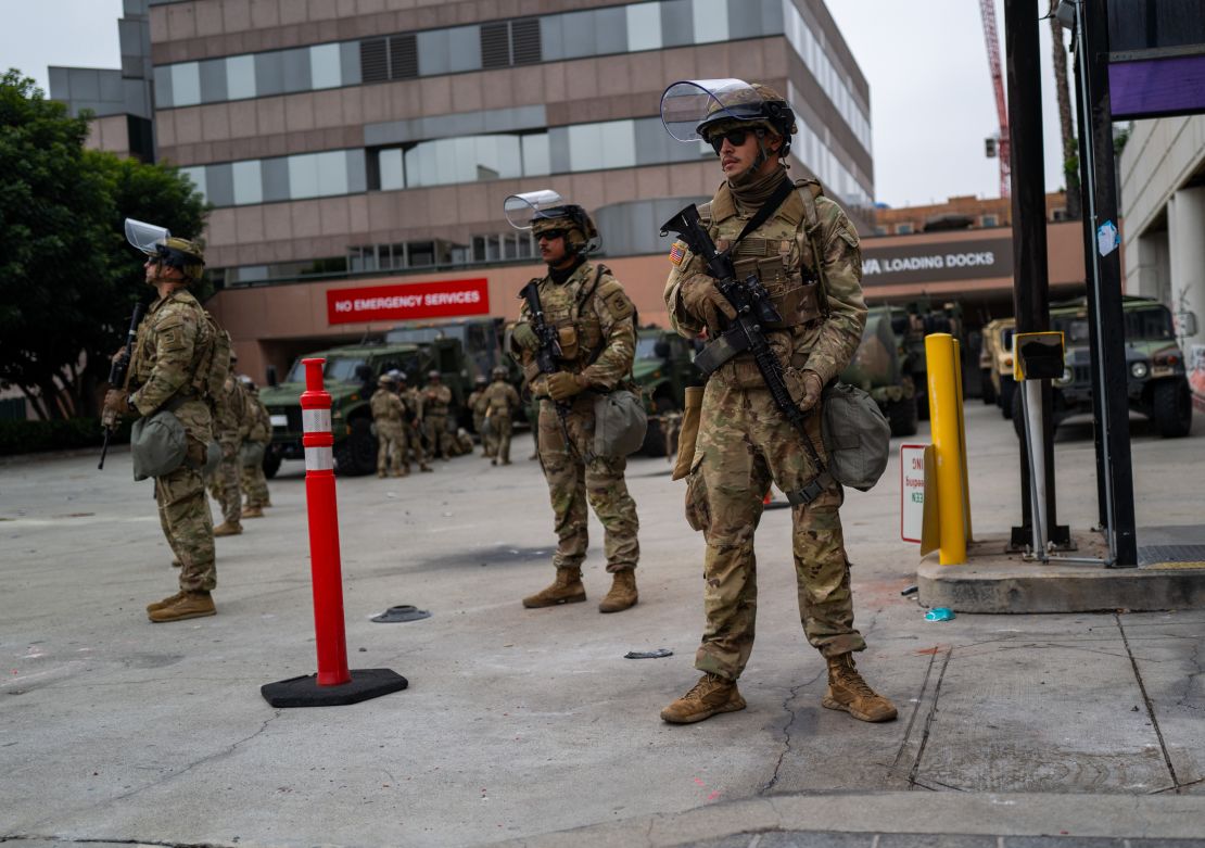 Militares de la Guardia Nacional se encuentran frente al Centro de Detención Metropolitano (MDC) el 8 de junio de 2025 en Los Ángeles, California.