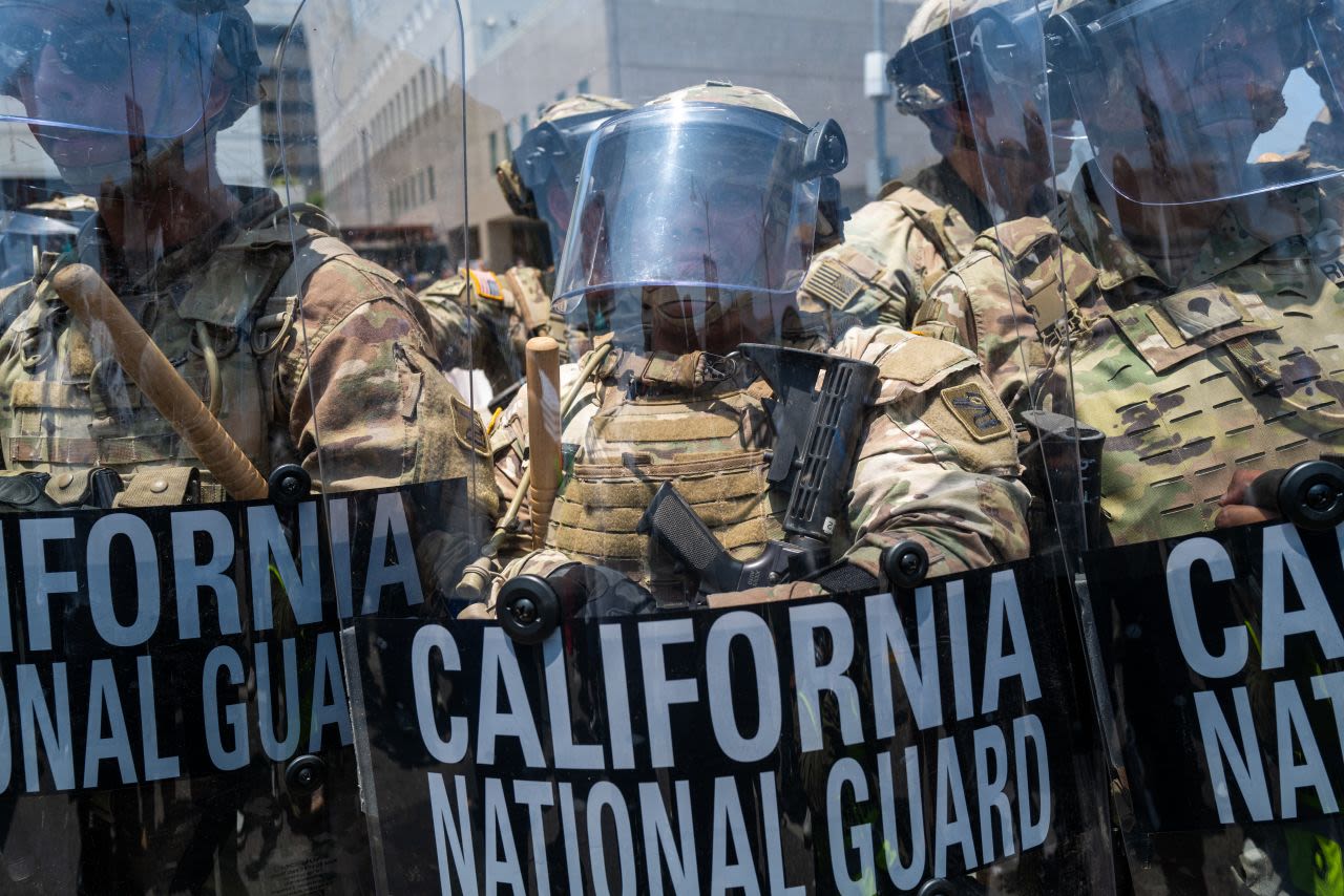 La Guardia Nacional, la policía y los manifestantes se mantienen en pie frente a una cárcel en el centro de Los Ángeles el domingo, tras dos días de protestas.