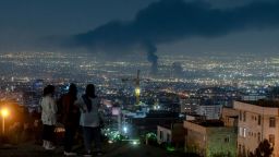 Una columna de humo se eleva durante los ataques de Israel a Irán