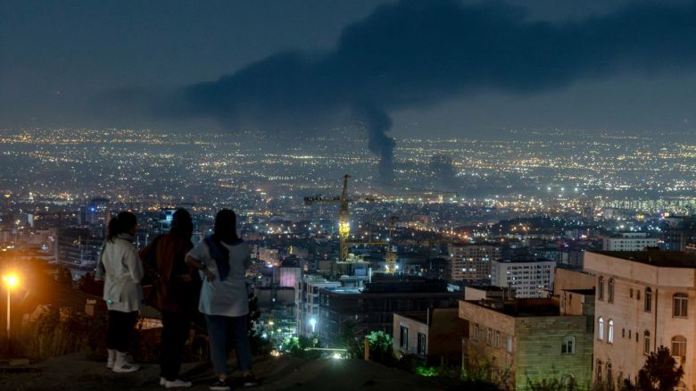 Una columna de humo se eleva durante los ataques de Israel a Irán
