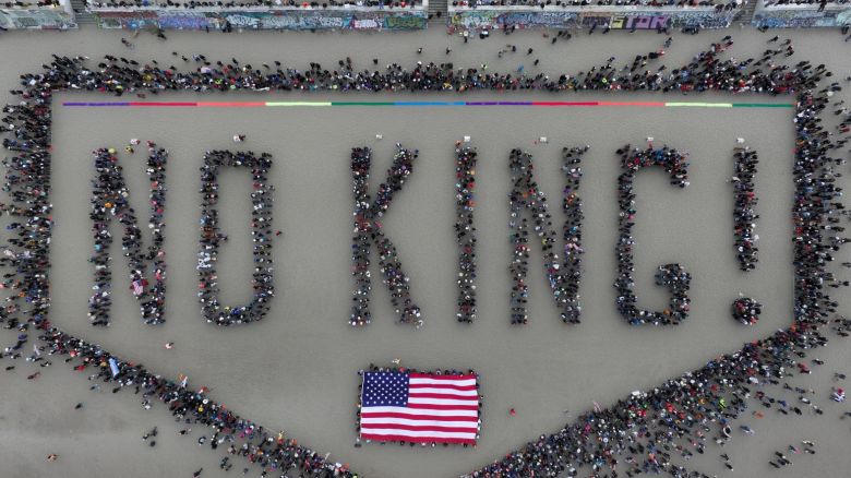 Una multitud reunida en Ocean Beach, San Francisco, deletrea "¡No King!" vista desde arriba.