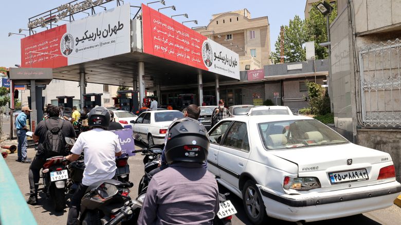 Motorists queue at a petrol station in Tehran on June 15, 2025, after overnight Israeli missile strikes struck two fuel depots in Iran's capital. Israel pressed its intense bombardment campaign on Iran on June 15, striking a defence facility and fuel depots as the two arch foes kept up their most intense confrontation in history.