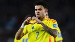 Luis Díaz de Colombia celebra tras anotar el gol de su equipo durante el partido en el Estadio Monumental el 10 de junio de 2025 en Buenos Aires, Argentina.
