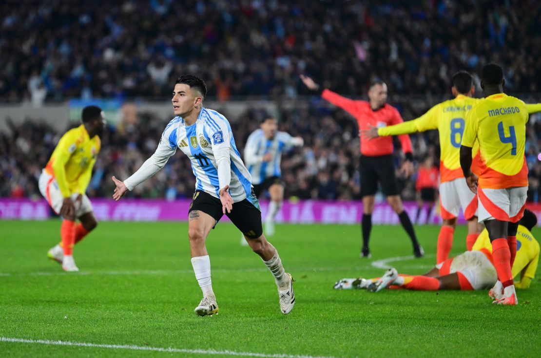 Thiago Almada de Argentina celebra tel empate.