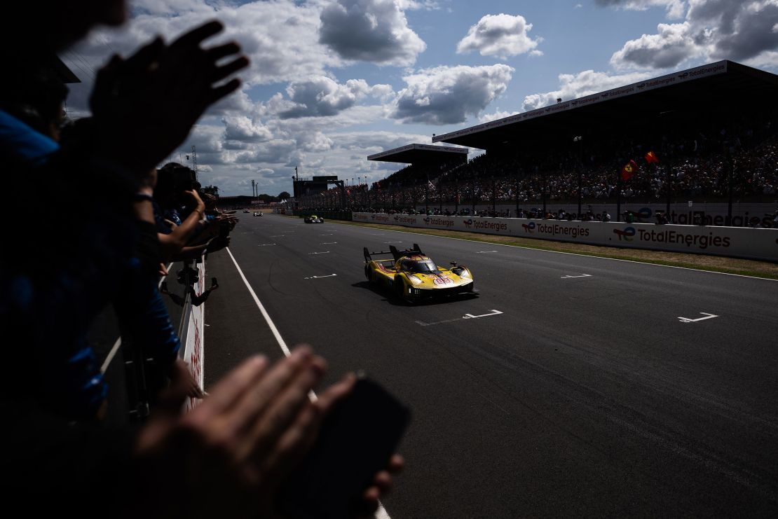 Kubica's AF Corse Ferrari 499P leads the field at Le Mans.