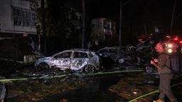 Miembros de los servicios de emergencia y seguridad israelíes se despliegan en un lugar alcanzado por un cohete iraní en la ciudad de Haifa el 15 de junio de 2025.