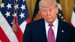El presidente de Estados Unidos, Donald Trump, pronuncia un discurso antes de firmar una serie de proyectos de ley relacionados con las normas de emisiones de vehículos de California durante un evento en la Sala Este de la Casa Blanca el 12 de junio de 2025 en Washington.