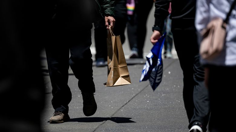 US retail sales fell for a second straight month in May, suggesting anxiety over tariffs and personal finances prompted consumers to pull back after an early-year spending rush.