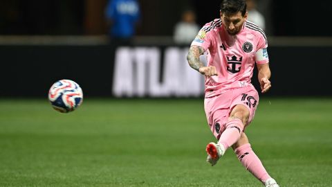 Lionel Messi marca el segundo gol con un tiro libre.