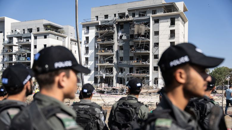 TOPSHOT - Members of the Israeli security forces check the destruction in front of a residential building hit during an Iranian missile attack in Beersheba in southern Israel, on June 20, 2025. Israel and Iran exchanged fire again on June 20, a week into the war between the longtime enemies. (Photo by MAYA LEVIN / AFP) (Photo by MAYA LEVIN/AFP via Getty Images)          