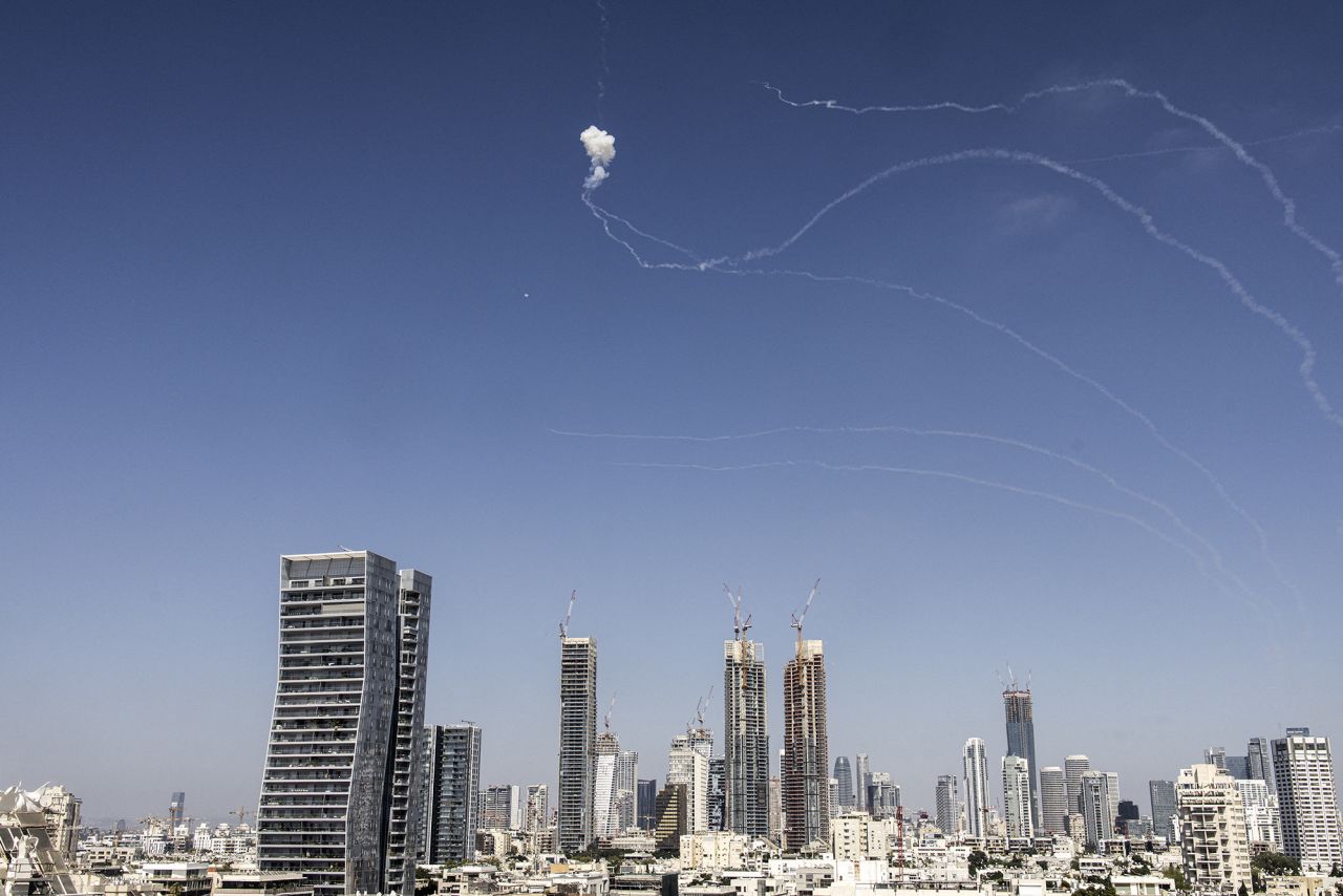İran'ın Cuma günü yeni bir füze atışı yapmasının ardından, İsrail'in Tel Aviv kenti üzerinde bir füze düşürüldü.