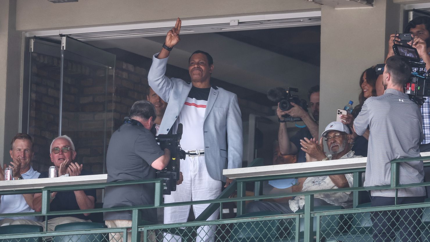 Sammy Sosa welcomed back to Wrigley Field for first time in 21 years | CNN
