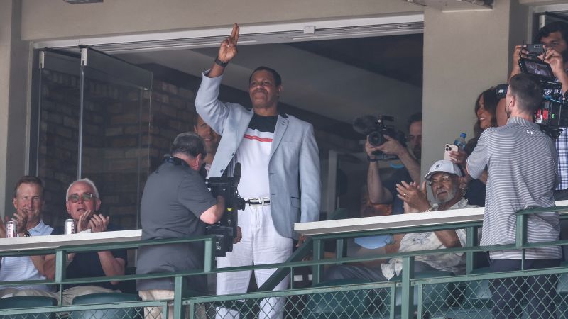 Sammy Sosa Returns to Wrigley Field After 21 Years, Receives Standing Ovation
