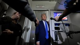 Президент Дональд Трамп розмовляє з журналістами на борту ВВС один після від'їзду з саміту G7 лідерів 16 червня в Калгарі, Альберта.