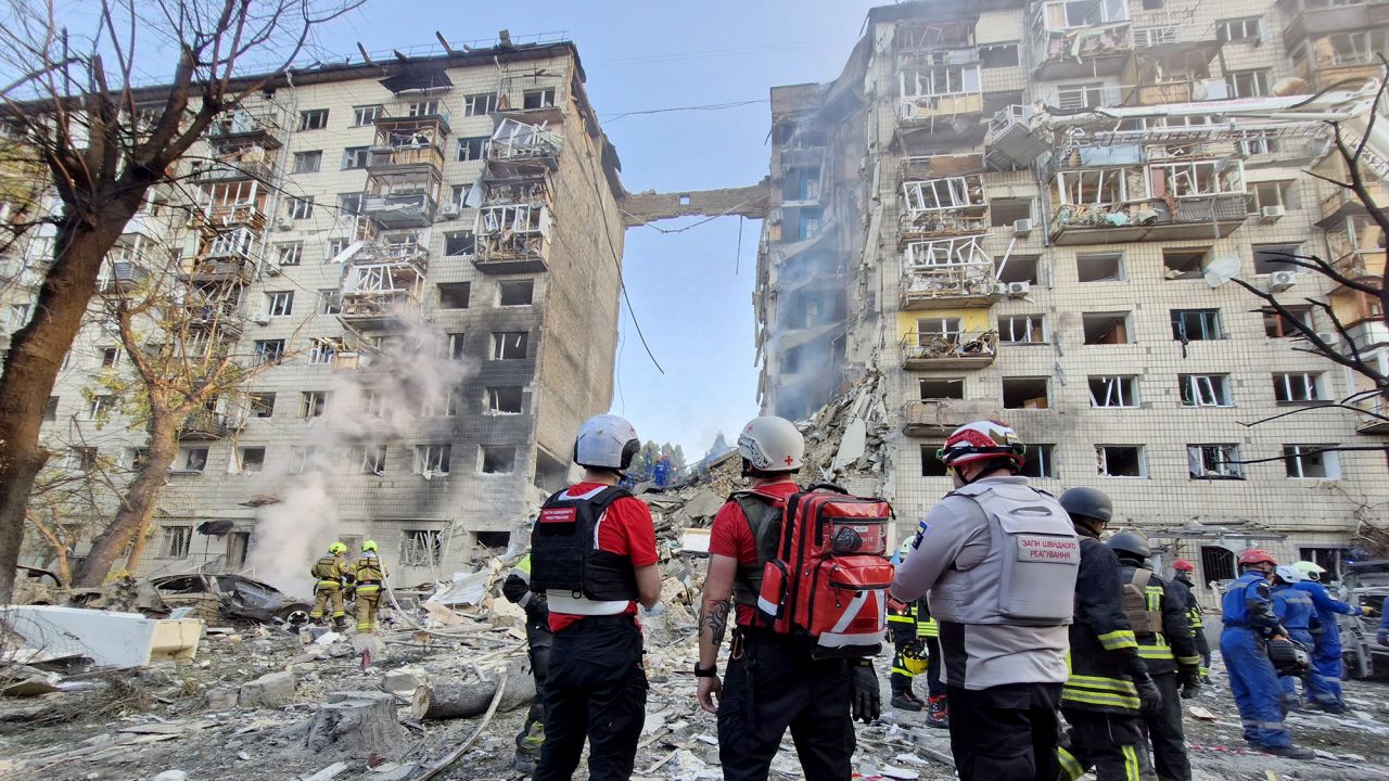 KYIV, UKRAINE - JUNE 17: Paramedics of the Ukrainian Red Cross join a search and rescue operation at a partially collapsed residential building after a Russian drone and missile attack on June 17, 2025 in Kyiv, Ukraine. In the early hours of this morning, Russia attacked the Ukrainian capital with missiles and Shahed-type combat drones, resulting in destruction and damage to residential buildings in different parts of the city. According to preliminary data, at least 14 people were killed and 40 were injured in Kyiv. Rescuers continue to search for people under the rubble. (Photo by Roman Petushkov/Global Images Ukraine via Getty Images)
