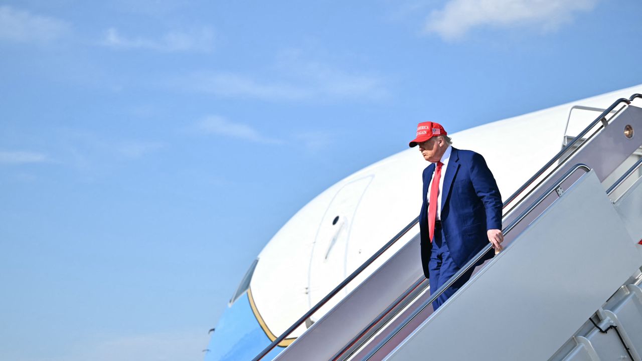 US President Donald Trump steps off Air Force One at Joint Base Andrews in Maryland on June 21, 2025 upon return from his golf club in Bedminster, New Jersey. (Photo by Mandel NGAN / AFP) (Photo by MANDEL NGAN/AFP via Getty Images)          