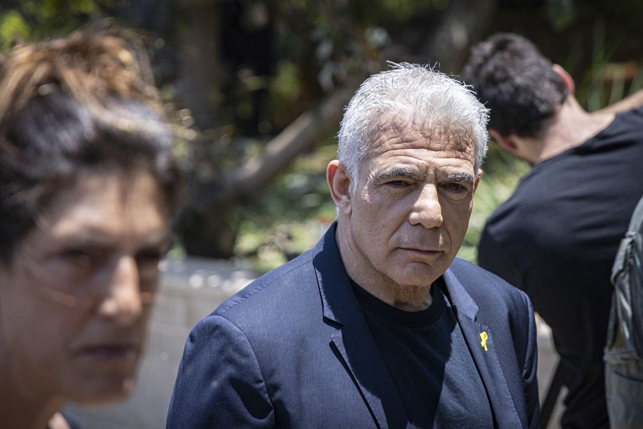 İsrailli muhalefet lideri Yair Lapid, Pazar günü İsrail'in Tel Aviv kentinde gerçekleşen füze saldırısının gerçekleştiği yeri ziyaret etti.