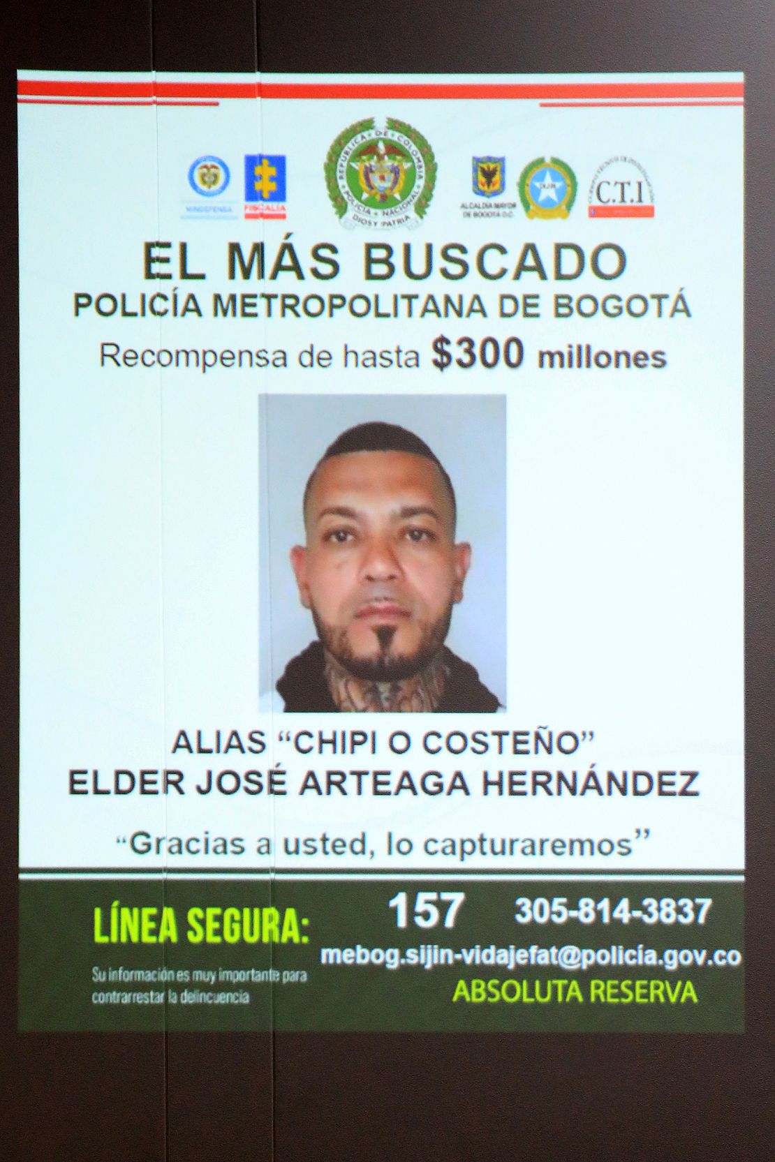Un cartel de búsqueda publicado por la Policía de Colombia muestra a Elder José Arteaga Hernández, sospechoso del atentado contra el candidato presidencial colombiano Miguel Uribe, proyectado durante una conferencia de prensa.